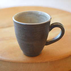 コーヒーカップ／黒×白・焼き〆陶器（レンジ、オーブン、食洗機ＯＫ） 2枚目の画像