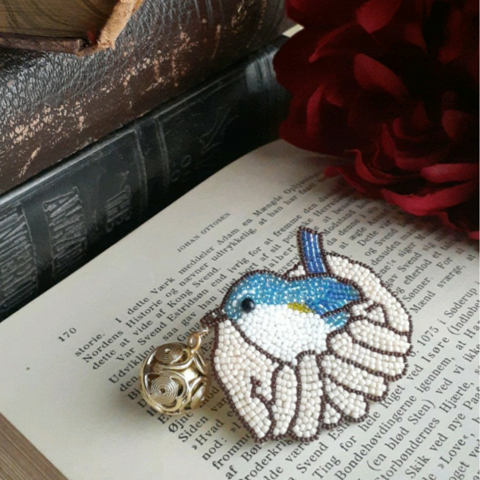 金子みすゞ『私と小鳥と鈴と』のブローチ＊オートクチュールビーズ刺繍
