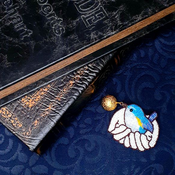 金子みすゞ『私と小鳥と鈴と』のブローチ＊オートクチュールビーズ刺繍 1枚目の画像