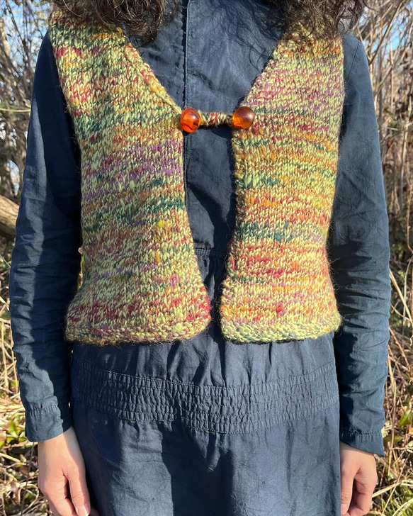 手紡ぎのオリジナル毛糸で編んだニットベスト　グリーン系　　ウール100% 