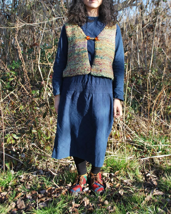 手紡ぎのオリジナル毛糸で編んだニットベスト　グリーン系　　ウール100% 