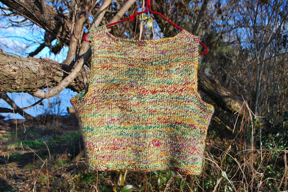 手紡ぎのオリジナル毛糸で編んだニットベスト　グリーン系　　ウール100% 