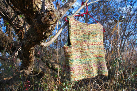 手紡ぎのオリジナル毛糸で編んだニットベスト　グリーン系　　ウール100% 