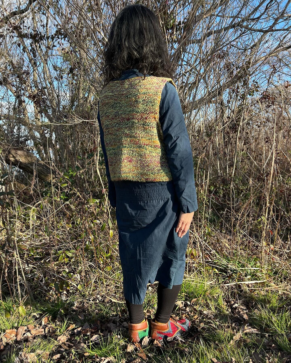 手紡ぎのオリジナル毛糸で編んだニットベスト　グリーン系　　ウール100% 