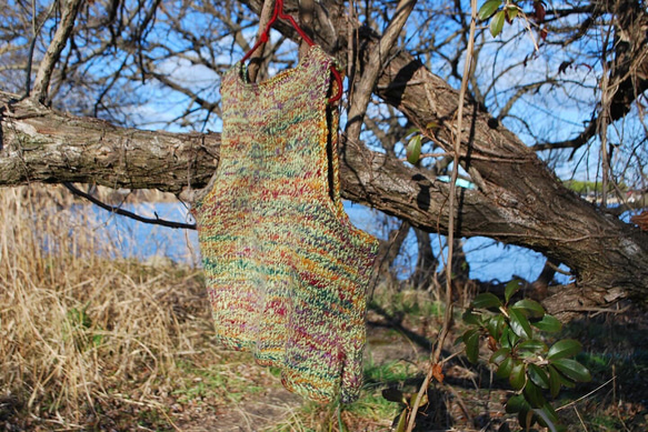 手紡ぎのオリジナル毛糸で編んだニットベスト　グリーン系　　ウール100% 