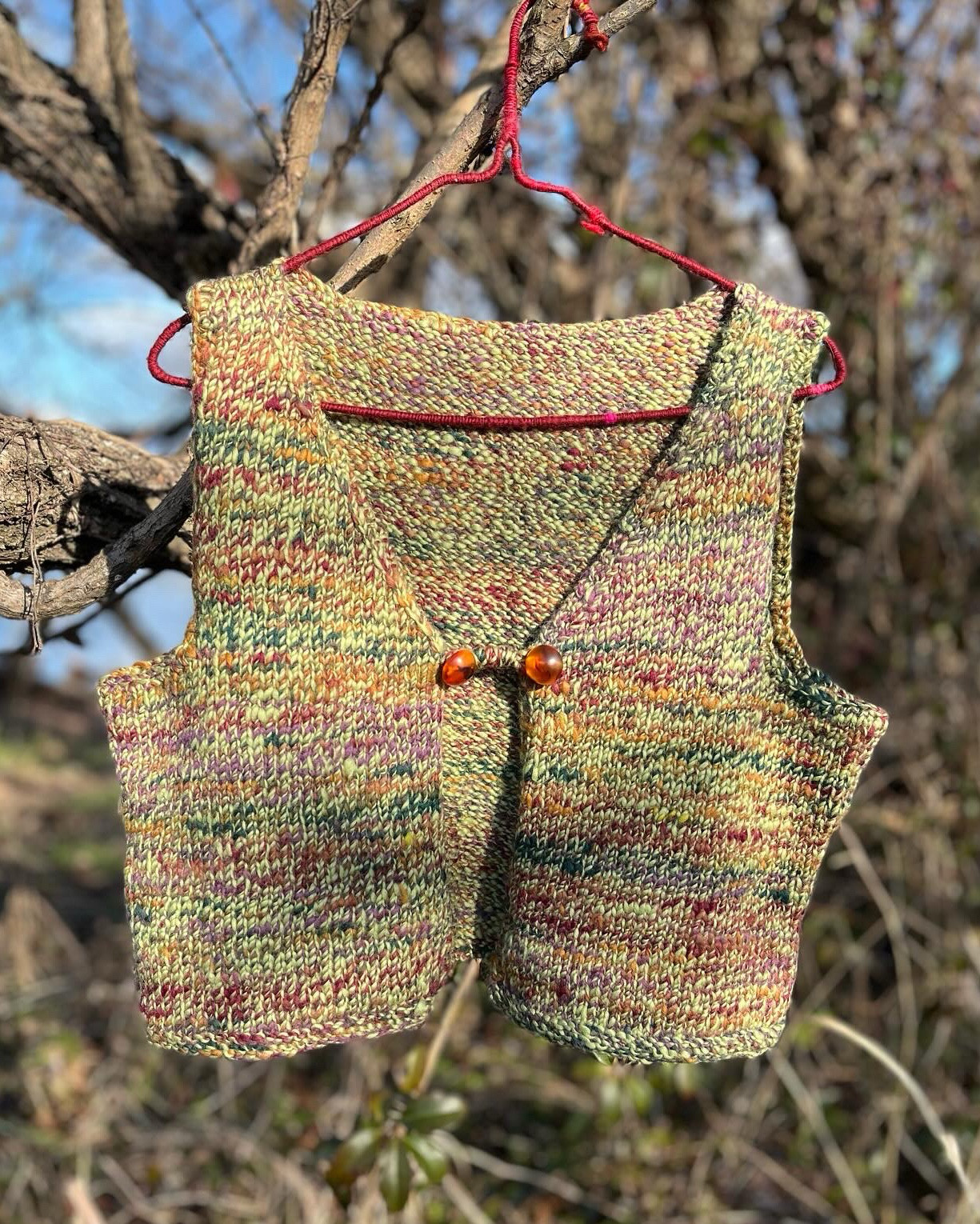 手紡ぎのオリジナル毛糸で編んだニットベスト　グリーン系　　ウール100% 18,250円