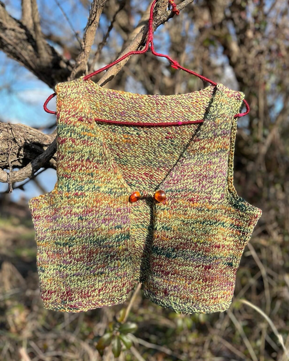 手紡ぎのオリジナル毛糸で編んだニットベスト　グリーン系　　ウール100% 