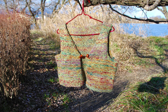 手紡ぎのオリジナル毛糸で編んだニットベスト　グリーン系　　ウール100% 