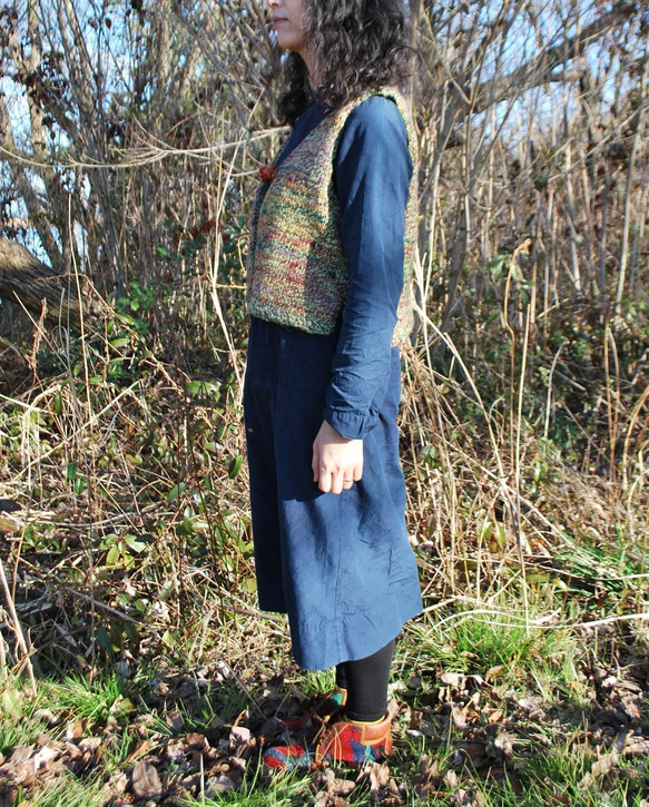 手紡ぎのオリジナル毛糸で編んだニットベスト　グリーン系　　ウール100% 