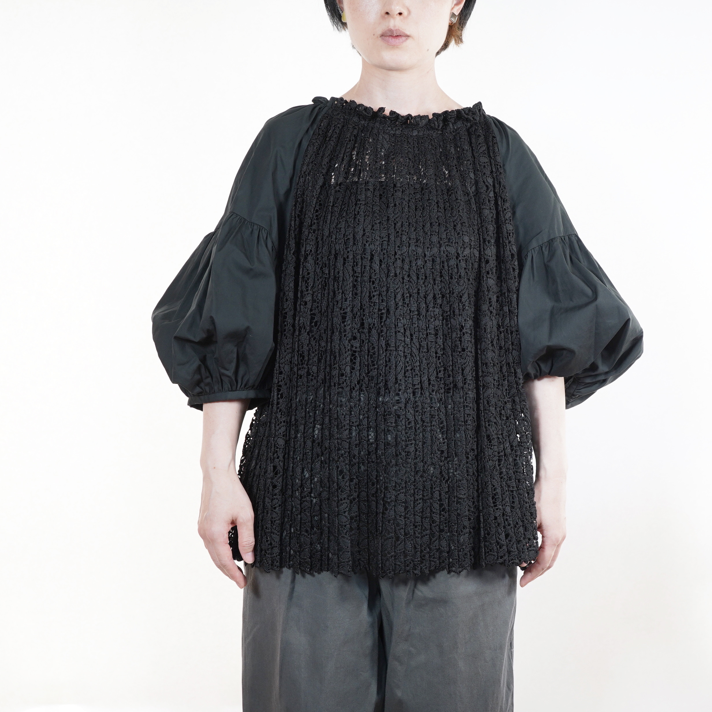 フォーマルでも使える  バルーンスリーブのレースプリーツブラウス /  ブラック