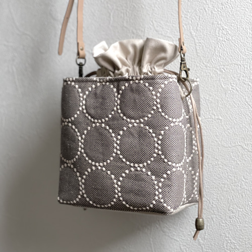 ⚮̈ミナペルホネン tambourine ベージュ ネリオバッグ あおり巾着  