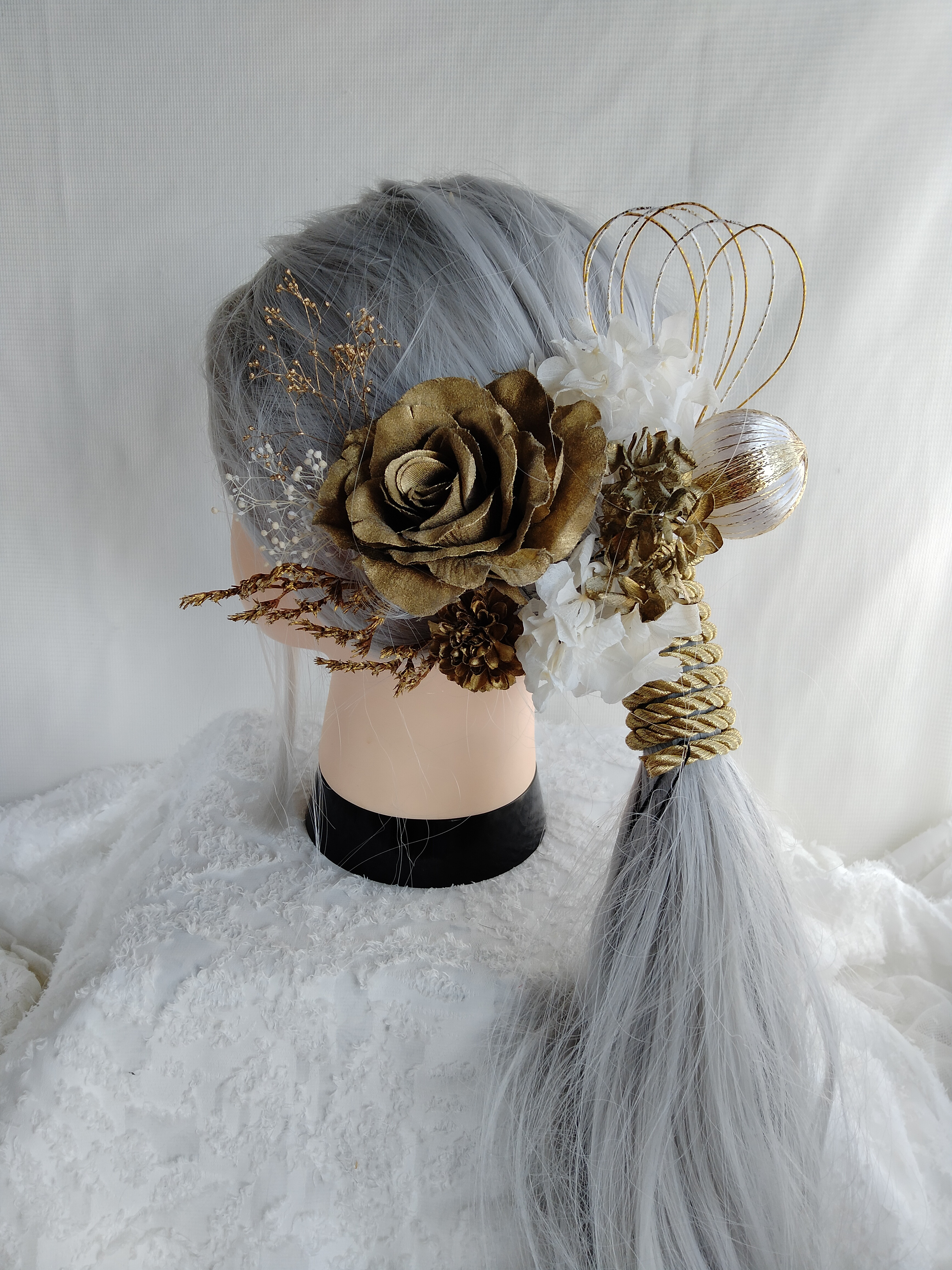 ゴールドの薔薇と組紐の髪飾り　ポニーテール　タイトポニー　シャイニーゴールド　水引髪飾り　紐アレンジ 　成人式　振袖　袴