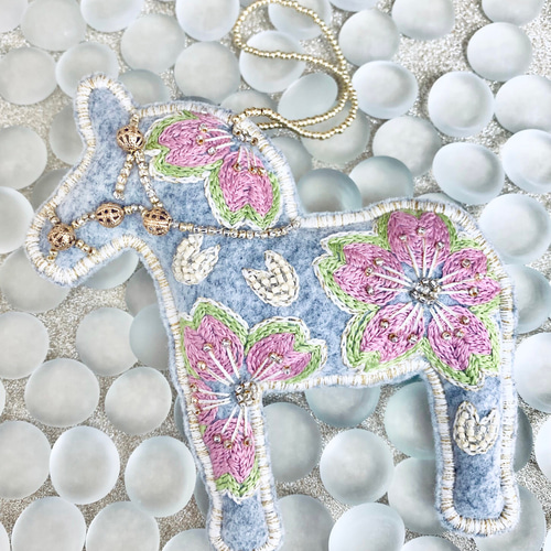 幸せを運ぶ馬 北欧のダーラナホース（桜） タペストリー・壁掛け リー