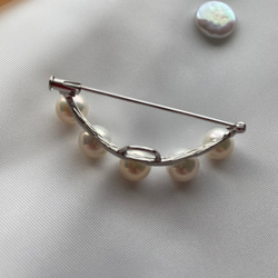 freshwater pearl curve  brooch 2枚目の画像