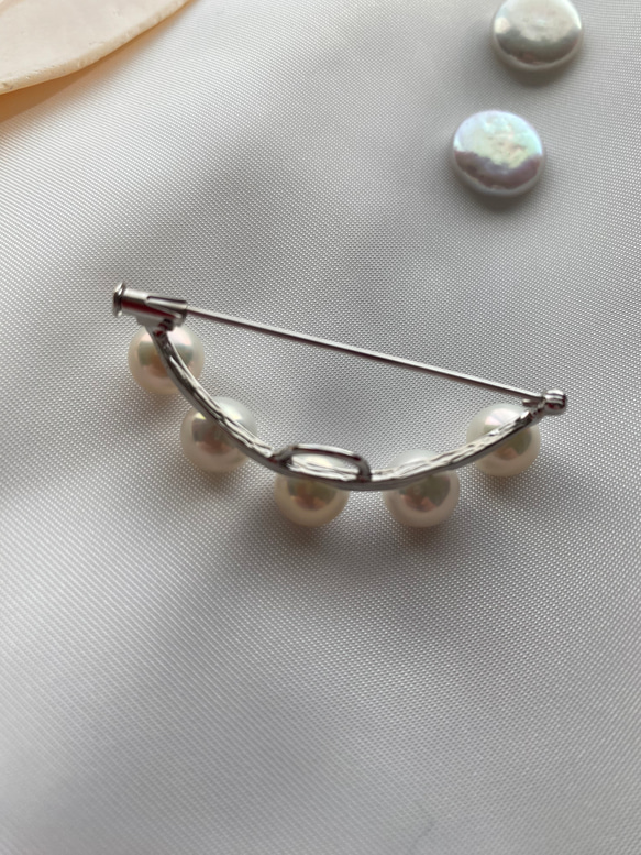 freshwater pearl curve  brooch 2枚目の画像