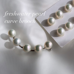 freshwater pearl curve  brooch 1枚目の画像