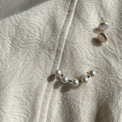 freshwater pearl curve  brooch 3枚目の画像