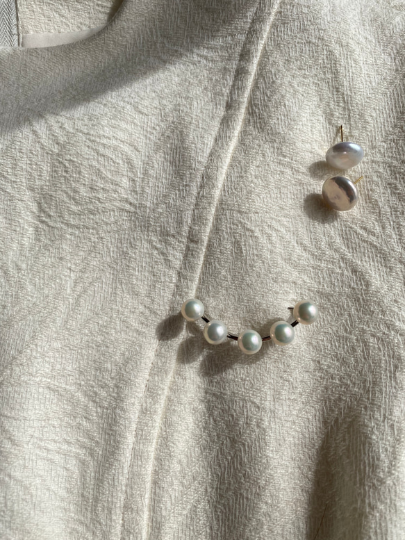 freshwater pearl curve  brooch 3枚目の画像