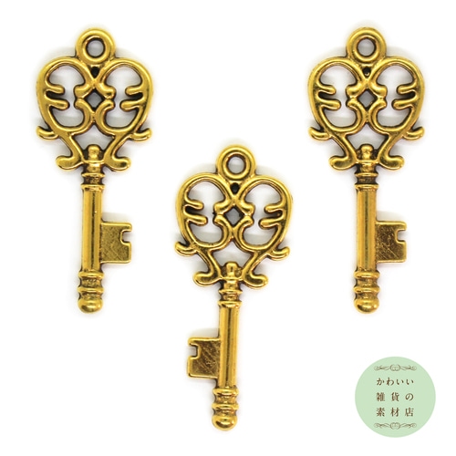 ハートの装飾模様の鍵のやや大きめチャーム（アンティークゴールド