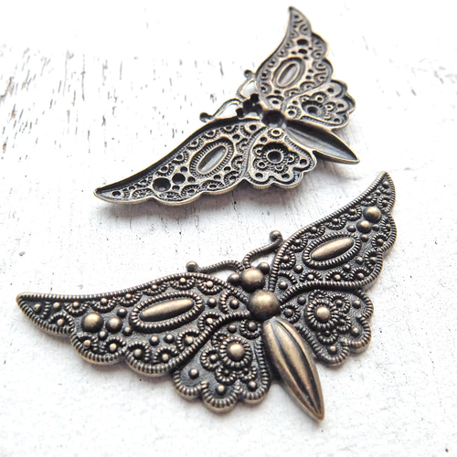 レリーフパーツ・レトロな蝶［1個販売］ 金具・チェーン Kurosuke