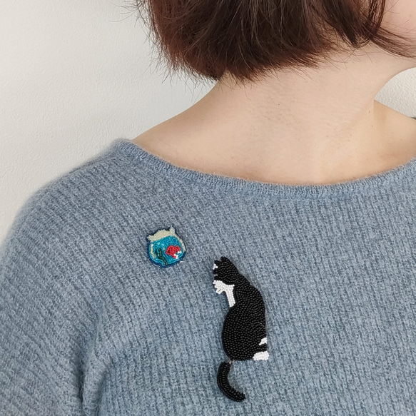 ブローチ オートクチュールビーズ刺繍   ハチワレ猫　Taxede Cat Brooch 4枚目の画像