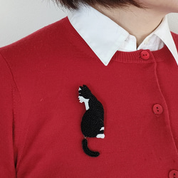 ブローチ オートクチュールビーズ刺繍   ハチワレ猫　Taxede Cat Brooch 3枚目の画像