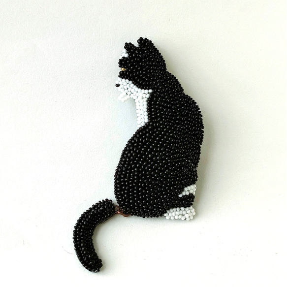 ブローチ オートクチュールビーズ刺繍   ハチワレ猫　Taxede Cat Brooch 1枚目の画像