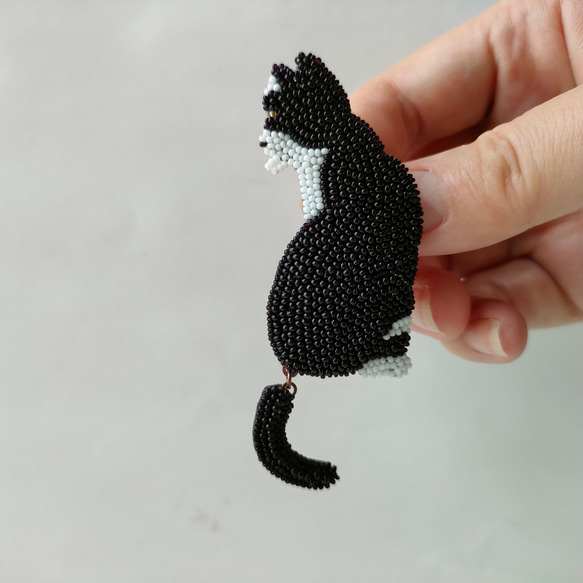 ブローチ オートクチュールビーズ刺繍   ハチワレ猫　Taxede Cat Brooch 2枚目の画像