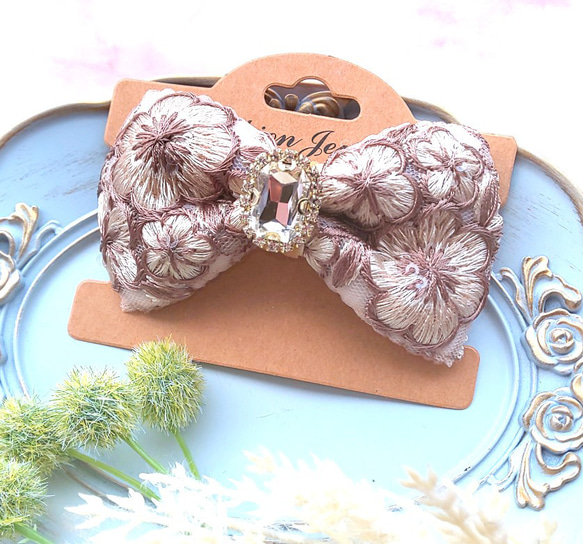 ピンク ベージュ の 花柄 インド刺繍リボン の 飾り付き ポニーフック