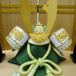 令和6年度新作  コンパクトな収納箱兜飾り  8号 若草色糸縅 大将兜・SATSUKI 2枚目の画像