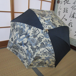 花・鳥模様と大島紬の日傘（傘袋付き） 1枚目の画像