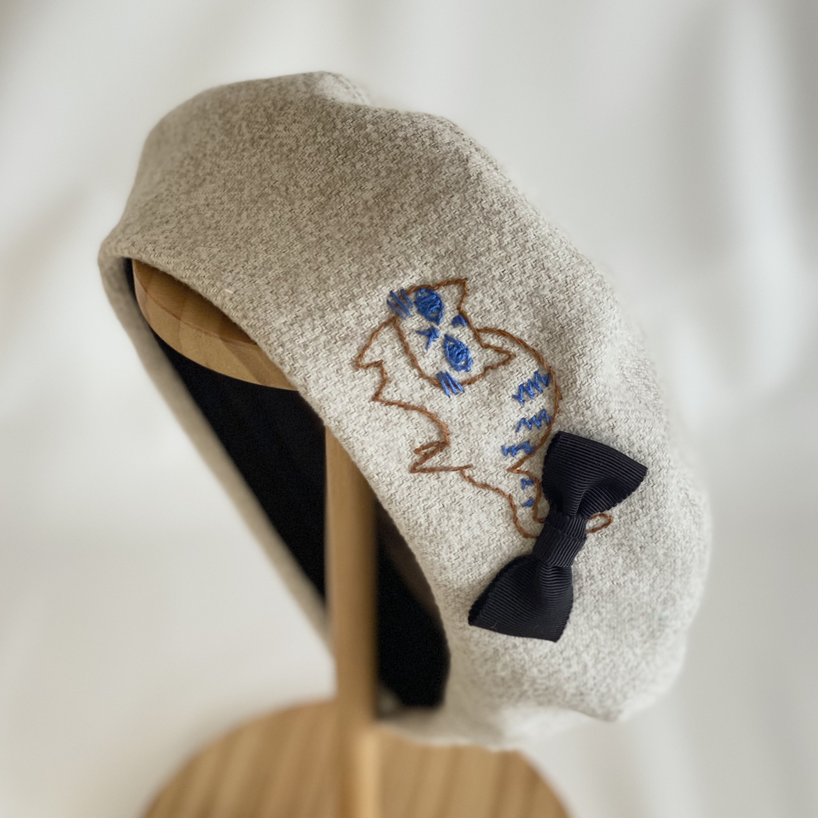 刺繍付き青コットンベレー帽