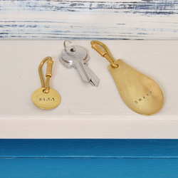 名入れができる 小さめサイズ フック付き真鍮靴べらのキーホルダーとフック付き真鍮ネームプレートのキーホルダーのセット 2枚目の画像