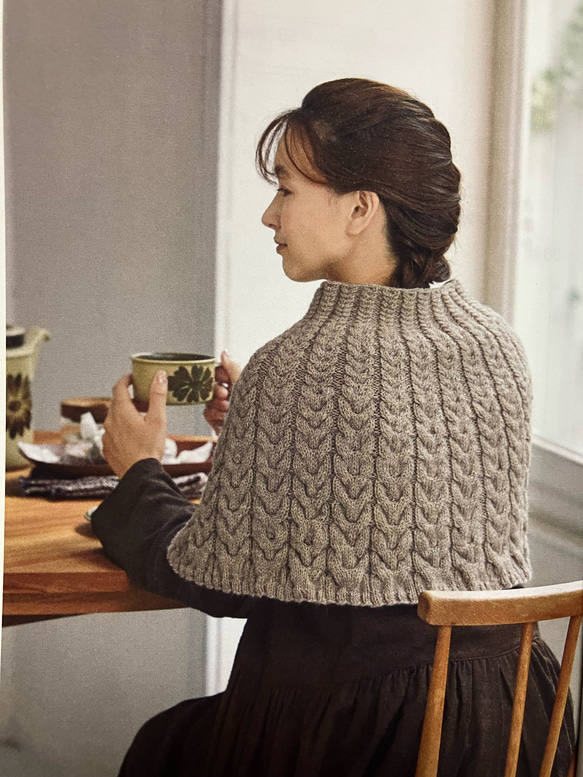 ケーブル編みのかわいいケープ　手編み　ウール100% 2枚目の画像