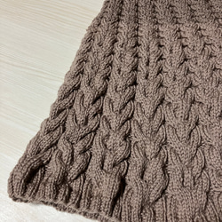 ケーブル編みのかわいいケープ　手編み　ウール100% 4枚目の画像
