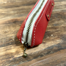 赤い革のペンケース　ファスナータイプで大きく開く　手触りの良いヌメ革「サドルレザー」を使用 2枚目の画像