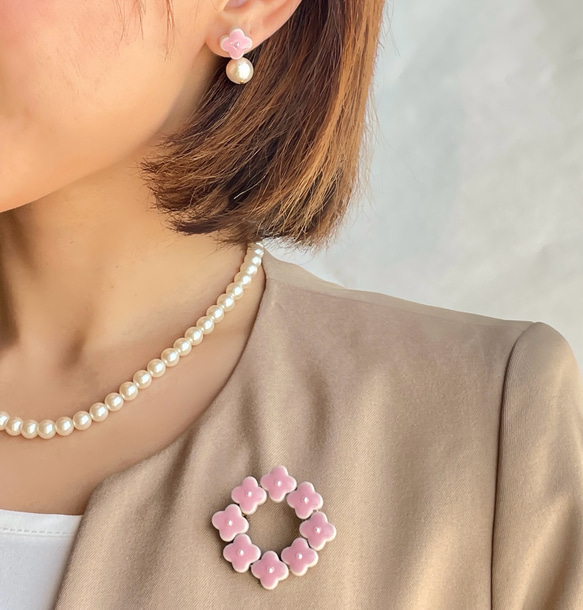 【2点セット】桜ピンク小花のリースブローチと揺れるコットンパールのピアス/イヤリング　入学式 結婚式  母の日　七五三 1枚目の画像