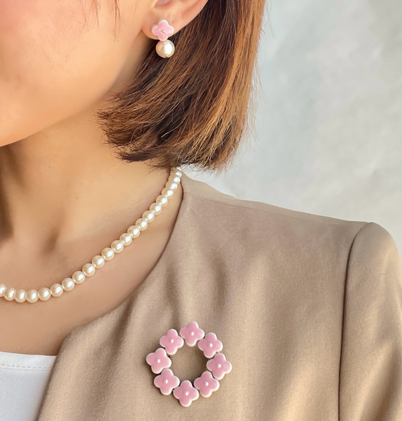 2点セット】桜ピンク小花のリースブローチと揺れるコットンパールの 