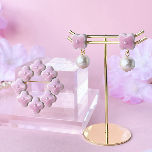 2点セット】桜ピンク小花のリースブローチと揺れるコットンパールの 