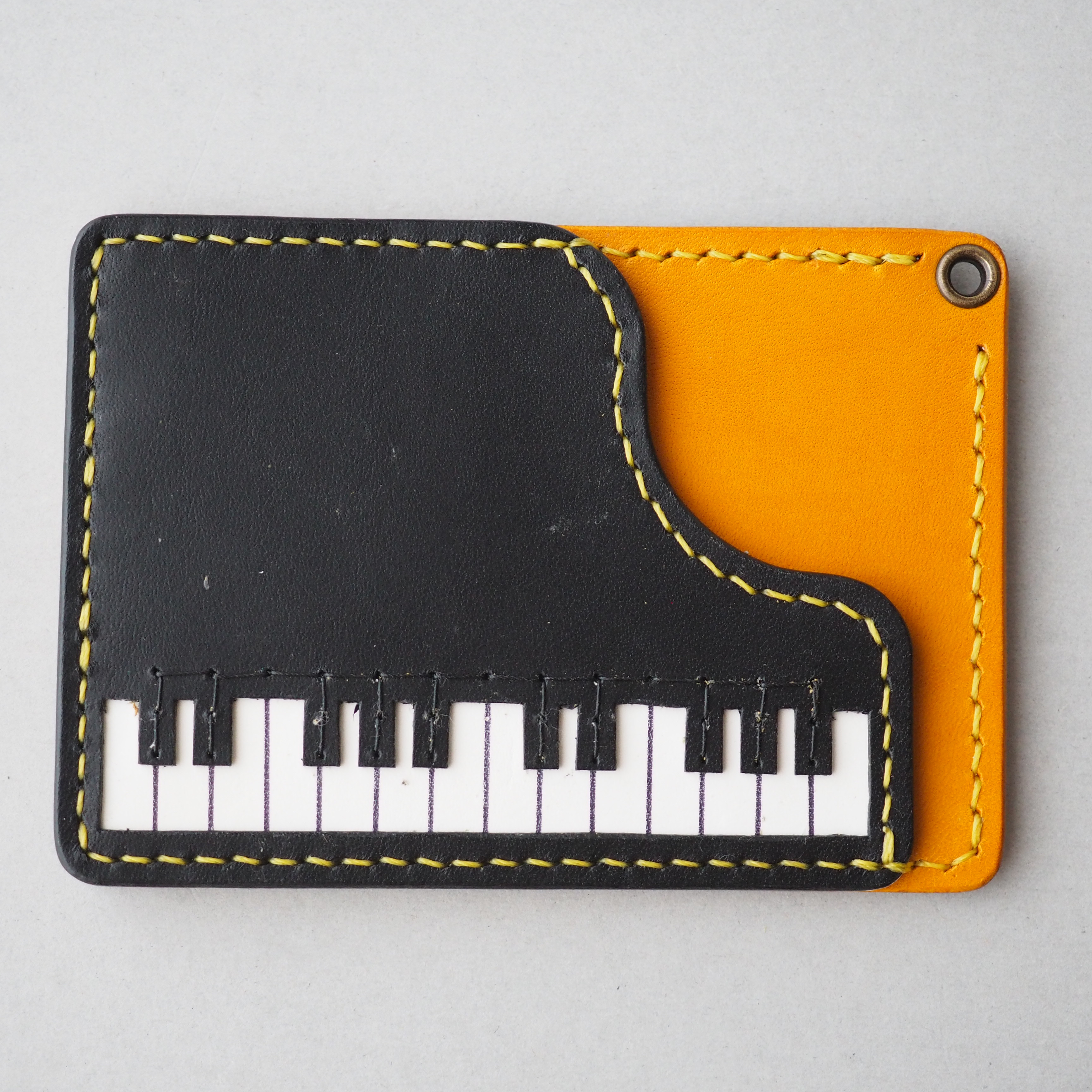 [受注制作]本革 イタリアンレザーを使った「グランドピアノ型パスケース」