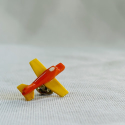 カラフルポップな飛行機バッジ（イエロー＆オレンジ） 1枚目の画像