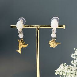 痛くないイヤリング【幸せの鳥】マザーオブパール クリスタル ムーンストーン 14KGF 天然石 軽い 1枚目の画像
