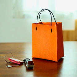凛としたオレンジ　大人の紙袋/ショップバッグ風スクエアトートバッグ　本革レザーオレンジ　イタリアンレザーの床革 1枚目の画像