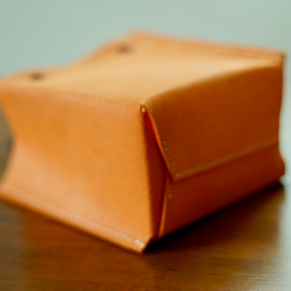 凛としたオレンジ　大人の紙袋/ショップバッグ風スクエアトートバッグ　本革レザーオレンジ　イタリアンレザーの床革 5枚目の画像