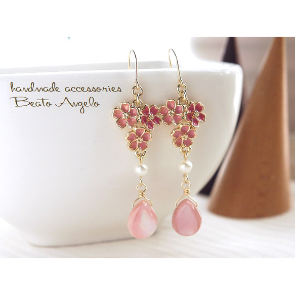 ほんのりピンク色桜シェルのフレンチフックピアス＊