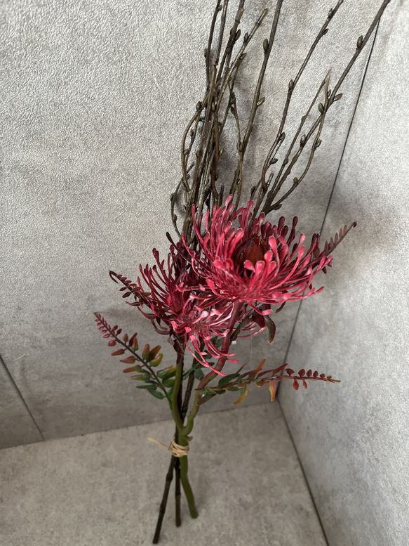 造花　ピンクッション　ボルドー　枝アレンジ　アーティフィシャルフラワー 2枚目の画像