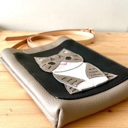 猫好きが作ったスマホポシェット＋(プラス) サバ白ハチワレ猫　本牛革　手縫い　送料無料 4枚目の画像