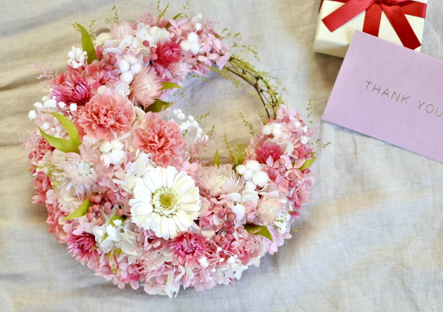 ガーベラとカーネーションの三日月リース・25㎝　プリザーブドフラワー　ピンク