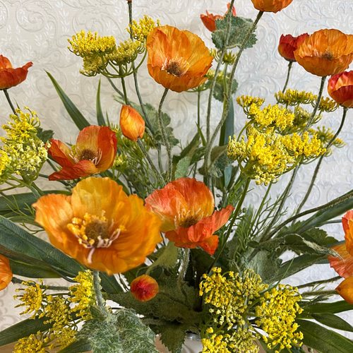 ポピーとレースフラワーの華やかなビタミンカラーのフラワー