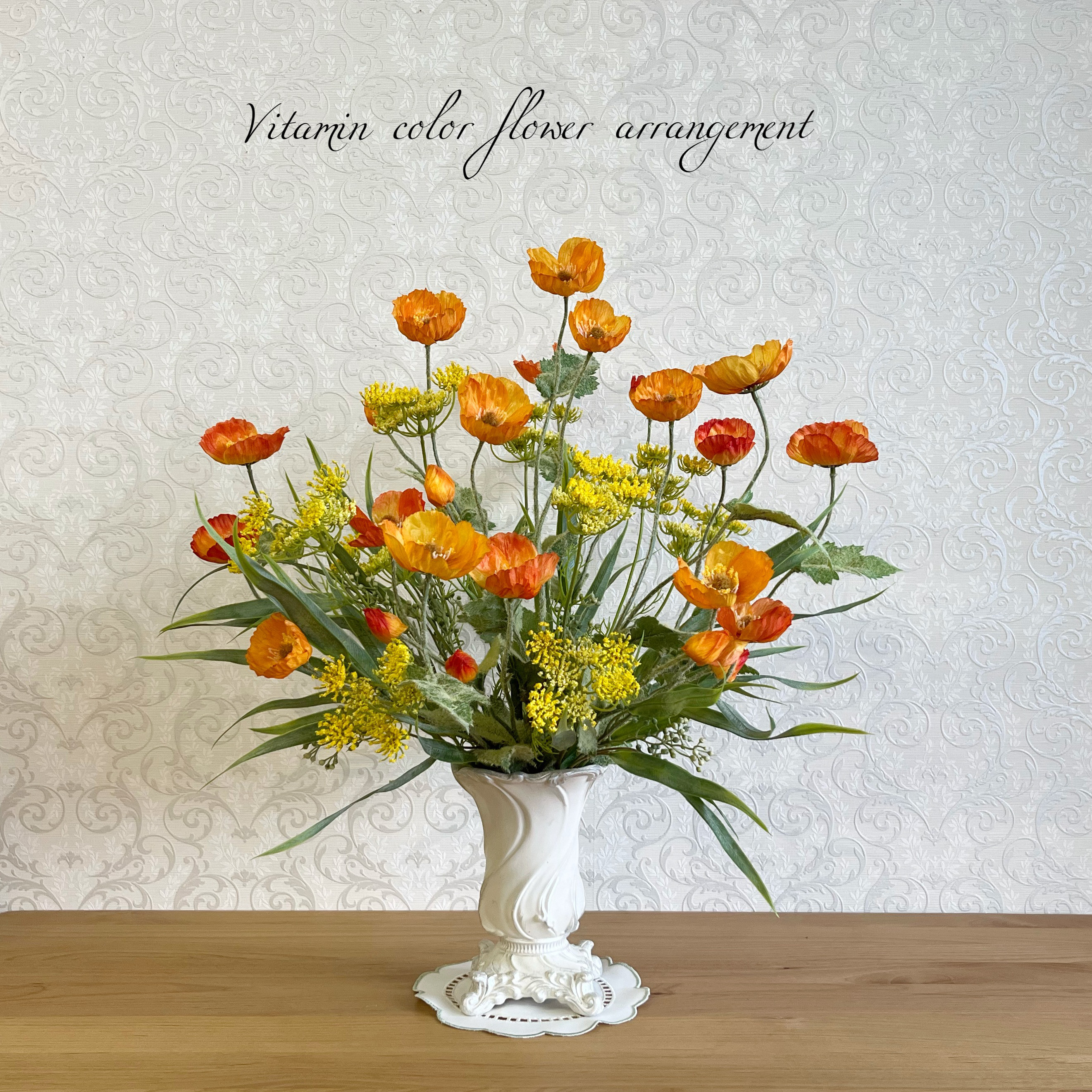 ポピーとレースフラワーの華やかなビタミンカラーのフラワーアレンジメント